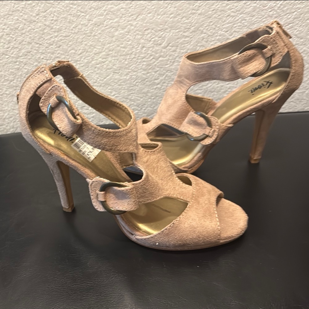 Women's Tan Heels